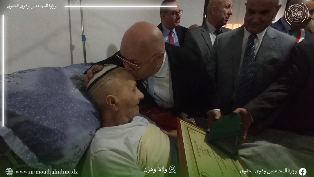 وزير المجاهدين وذوي الحقوق السيد العيد ربيقة ، يقوم بزيارة منزلية تفقدية للمجاهد حي مامون