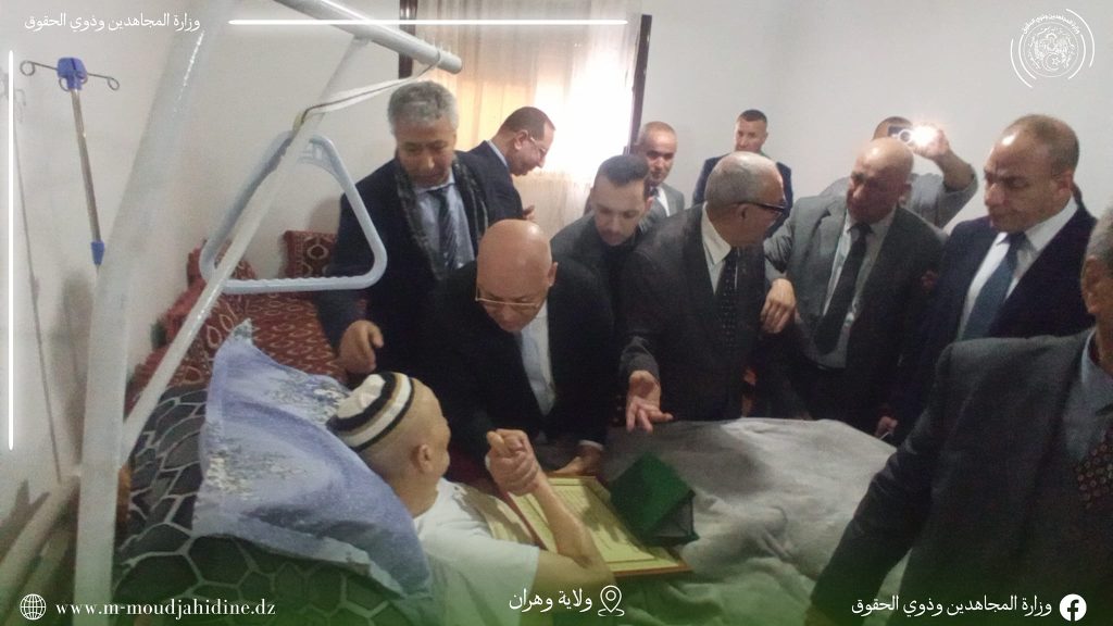 وزير المجاهدين وذوي الحقوق السيد العيد ربيقة ، يقوم بزيارة منزلية تفقدية للمجاهد حي مامون (2)