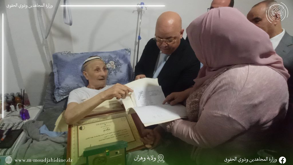 وزير المجاهدين وذوي الحقوق السيد العيد ربيقة ، يقوم بزيارة منزلية تفقدية للمجاهد حي مامون (3)