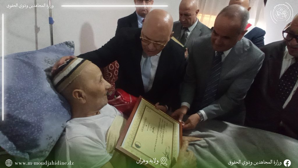 وزير المجاهدين وذوي الحقوق السيد العيد ربيقة ، يقوم بزيارة منزلية تفقدية للمجاهد حي مامون (4)