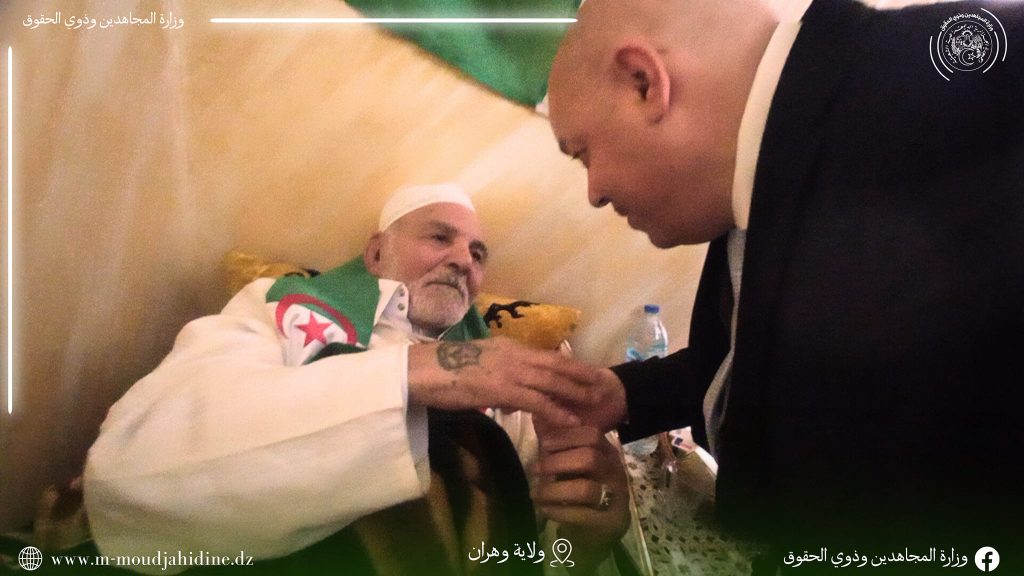 وزير المجاهدين وذوي الحقوق السيد العيد ربيقة ، يقوم بزيارة منزلية تفقدية للمجاهد عياد بن قدور