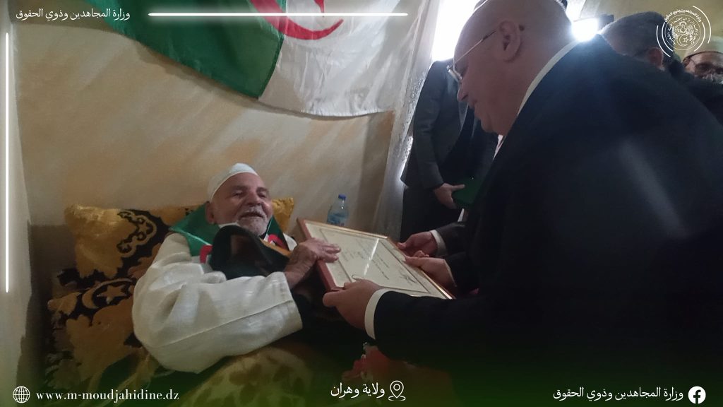 وزير المجاهدين وذوي الحقوق السيد العيد ربيقة ، يقوم بزيارة منزلية تفقدية للمجاهد عياد بن قدور، (2)