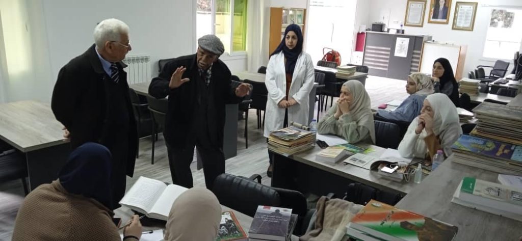 جلسة تفاعلية بين مجاهدين وطلبة ماستر من قسم التاريخ بجامعة الجزائر 2 (3)
