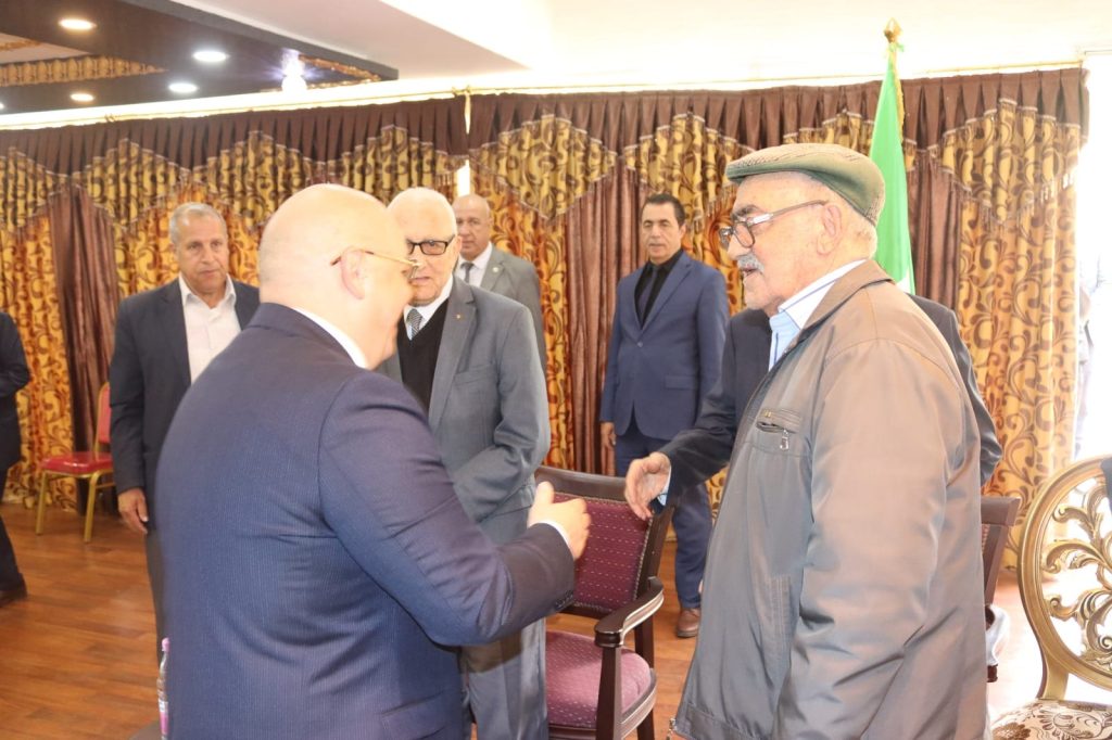 حفل استقبال أقيم على شرف الأسرة الثورية وكذا إطارات وموظفي القطاع ، تم خلاله تبادل التهاني بمناسبة عيد الفطر المبارك (15)