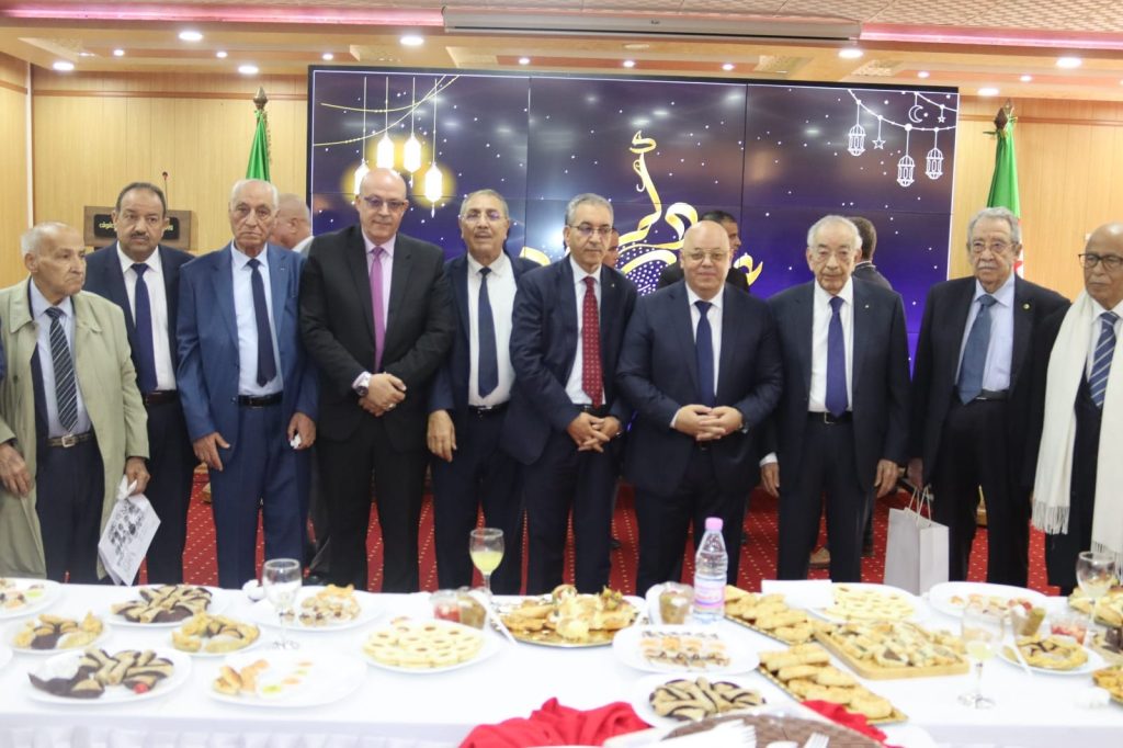 حفل استقبال أقيم على شرف الأسرة الثورية وكذا إطارات وموظفي القطاع ، تم خلاله تبادل التهاني بمناسبة عيد الفطر المبارك (18)