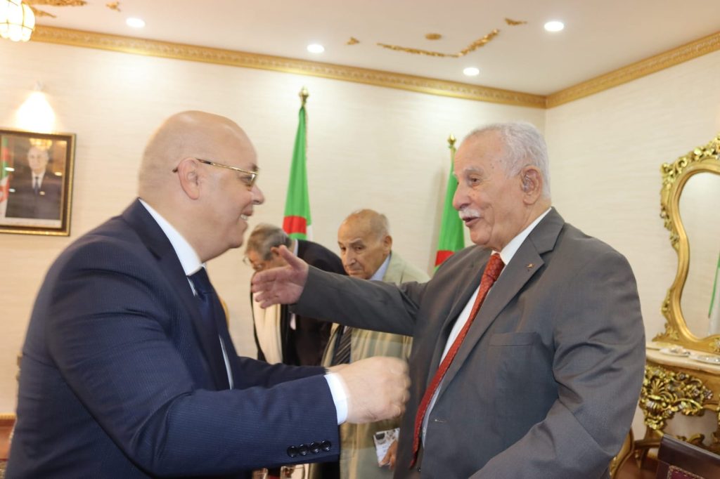 حفل استقبال أقيم على شرف الأسرة الثورية وكذا إطارات وموظفي القطاع ، تم خلاله تبادل التهاني بمناسبة عيد الفطر المبارك (5)