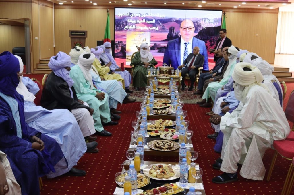 وزير المجاهدين وذوي الحقوق السيد العيد ربيقة يستقبل اعيان طاسيلي آزجر من ولايتي اليزي وجانت (2)