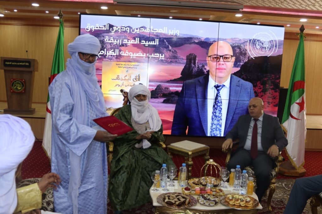 وزير المجاهدين وذوي الحقوق السيد العيد ربيقة يستقبل اعيان طاسيلي آزجر من ولايتي اليزي وجانت (3)