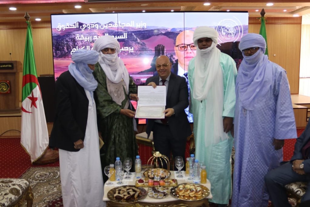 وزير المجاهدين وذوي الحقوق السيد العيد ربيقة يستقبل اعيان طاسيلي آزجر من ولايتي اليزي وجانت (8)